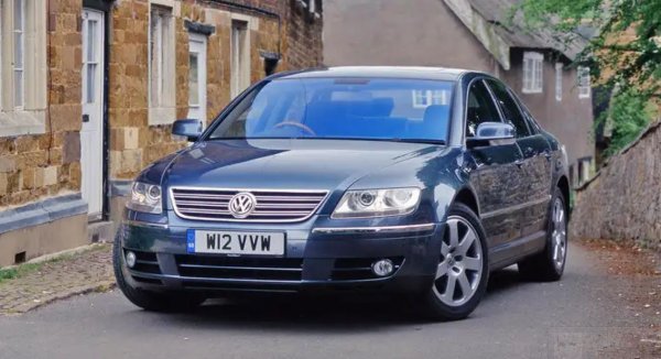 Phaeton е фино проектирана кола, която споделя много неща с Bentley Continental Flying Spur. Но високата цена и амортизацията помрачават пазарното представяне на модела.